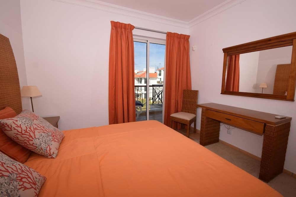 Sunny Balcony Apartment and Pool