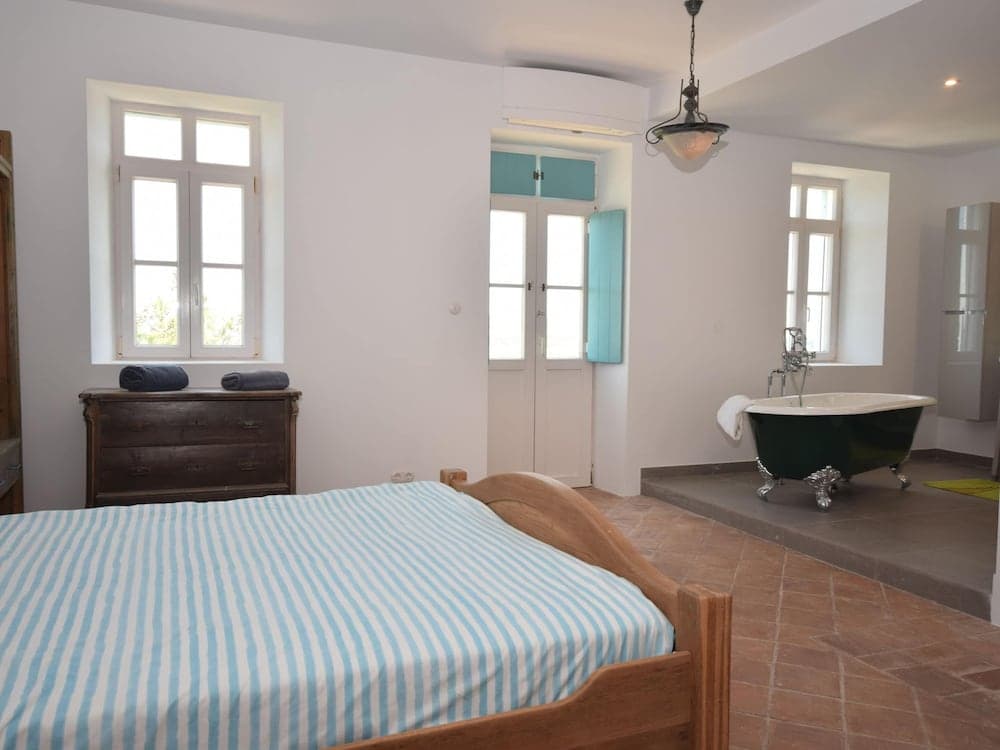 Delightful, Authentic Quinta with Swimming Pool near Beach & Towns