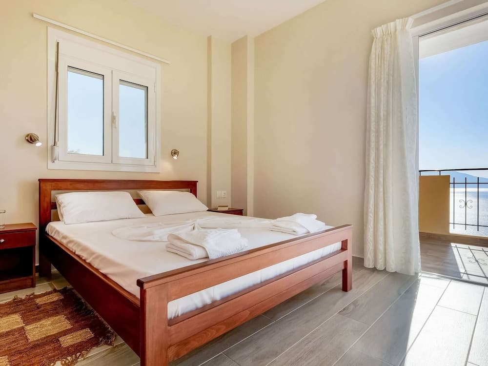 Seaview Studio, 3 Pers Panoramic Seaview in Beautiful Setting, West From Chania