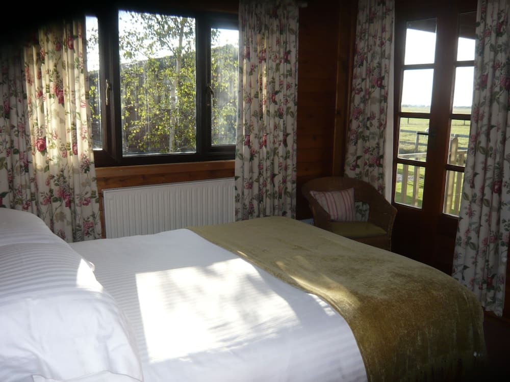 Cosy Pine Lodge With far Reaching Country Views and Large sun Deck