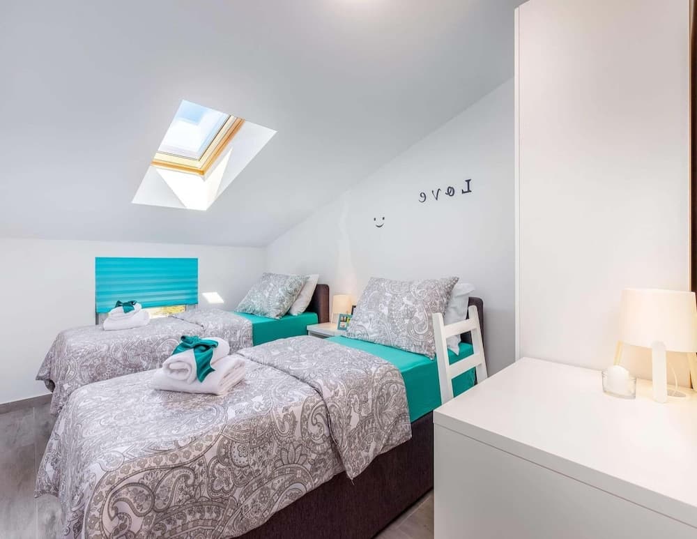 Charming Villa in Dramalj with Hot Tub