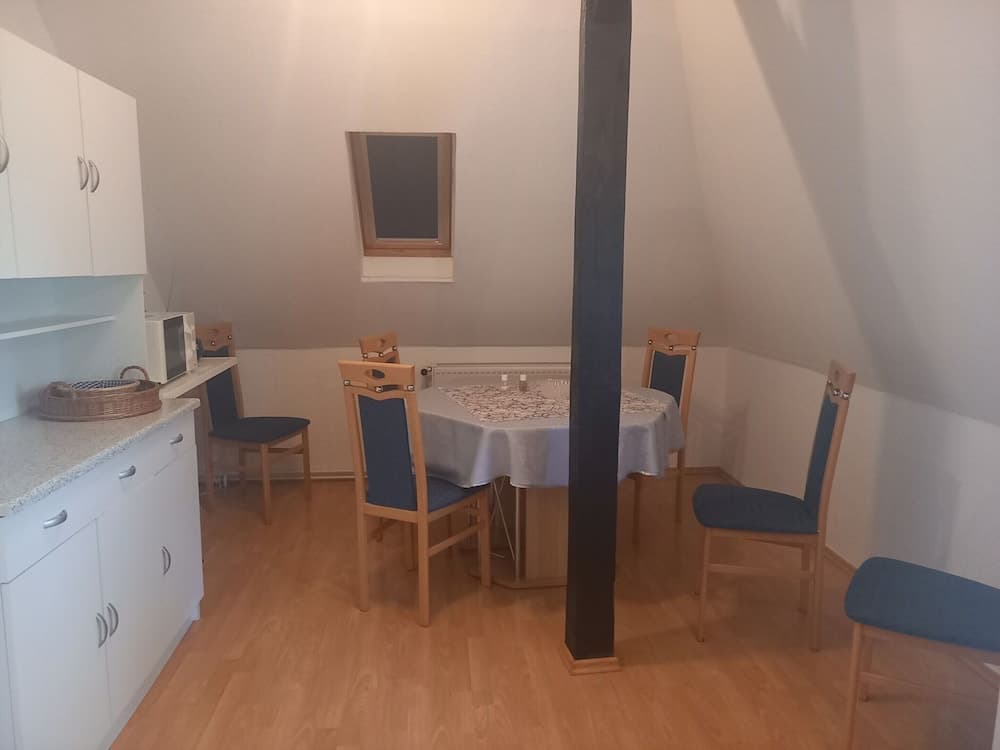 Schone Zweizimmer-ferienwohnung mit Pool im Garten