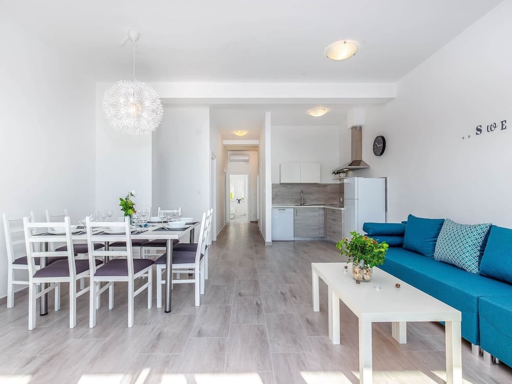 Spacious Apartment With Swimming Pool and Jacuzzi, Sea View