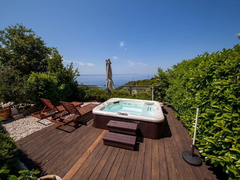 Luxurious Holiday Home in Makarska with Hot Tub