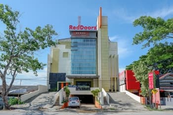 RedDoorz Plus near Hotel Benua Kendari