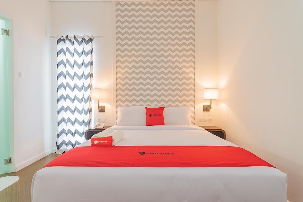 RedDoorz Premium @ Hotel Hebat