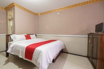 RedDoorz Plus Syariah near RSUP Dr. M. Djamil Padang