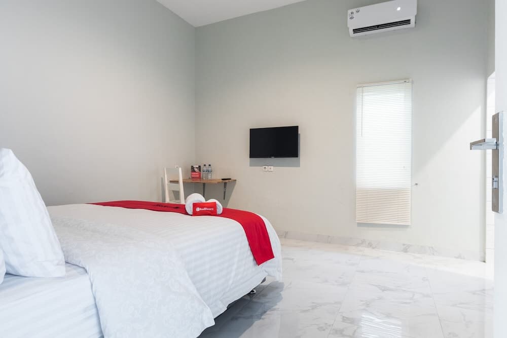 RedDoorz Plus near RS USU Medan 2