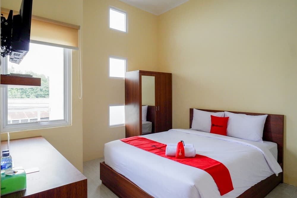 RedDoorz near Graha Saba Buana Solo