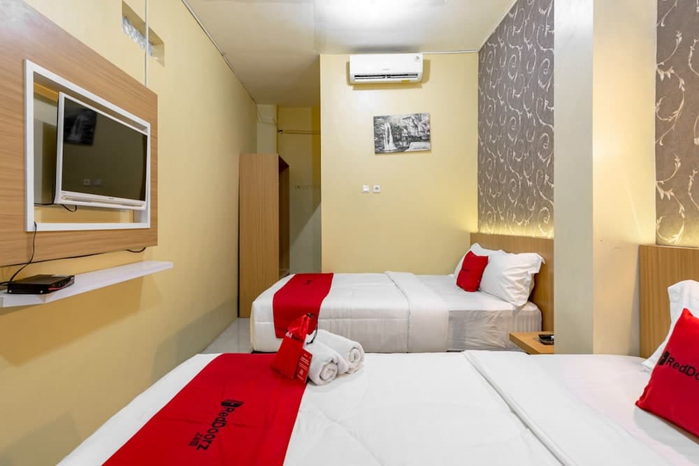 RedDoorz near Dino Park