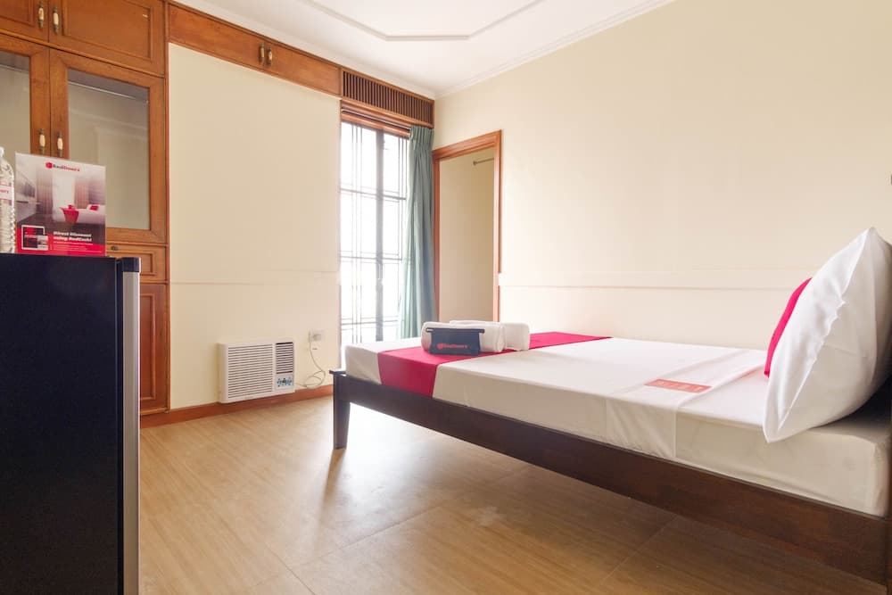 RedDoorz Plus near Johnson and Johnson Paranaque