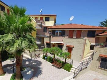 Apartment Overlooking the Pool and the sea
