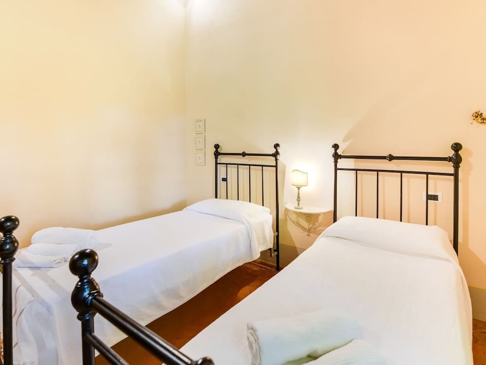 Villa With Private Pool, Near Cortona, 3 Apartments