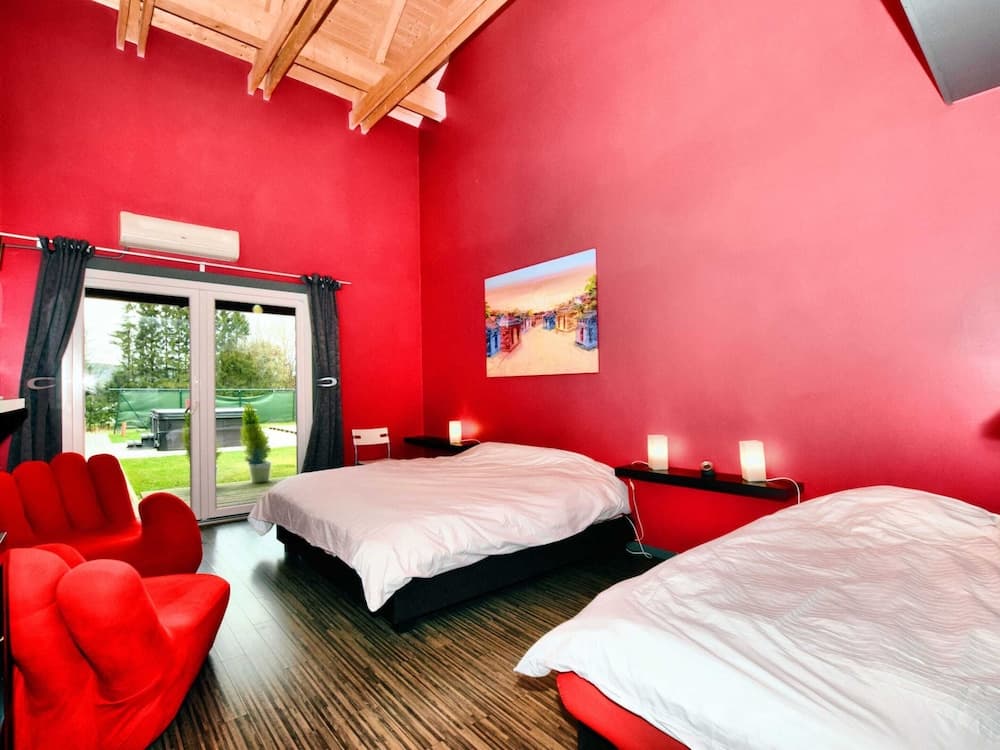 Beautiful Villa with Heated Outdoor Pool, Sauna, Hot Tub in Forest