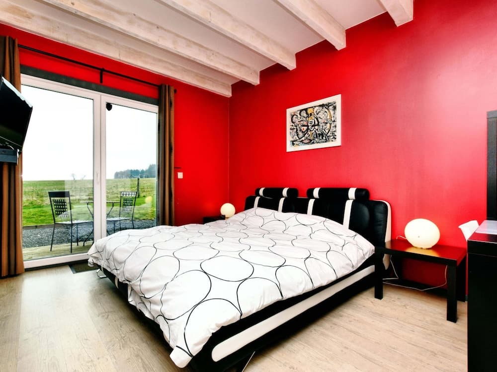 Beautiful Villa with Heated Outdoor Pool, Sauna, Hot Tub in Forest