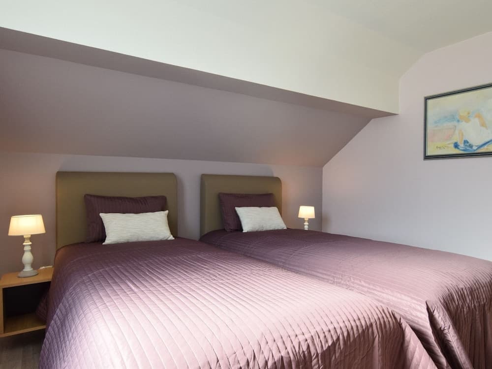 Very Nice Holiday Home Located on a Large Secured Park