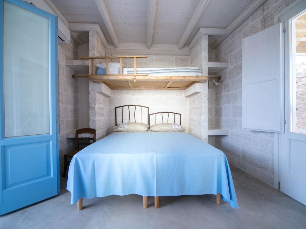 Luxurious Villa in Torre Suda with Hot Tub