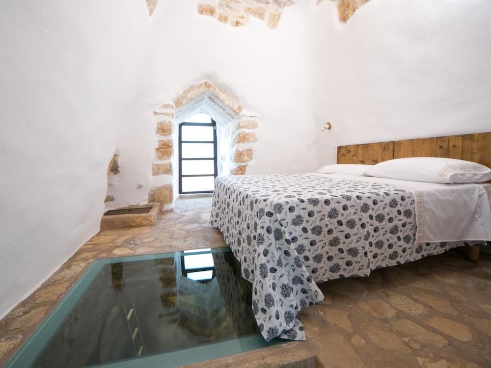 Luxurious Villa in Torre Suda with Hot Tub