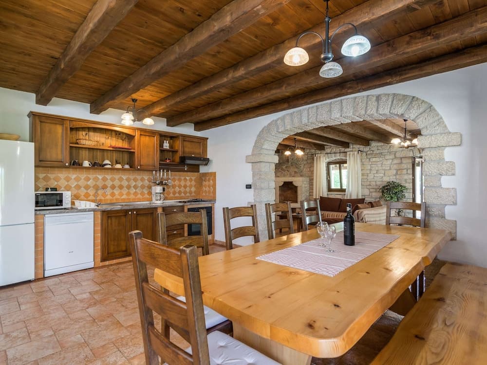 Spacious Villa in Tinjan With Pool