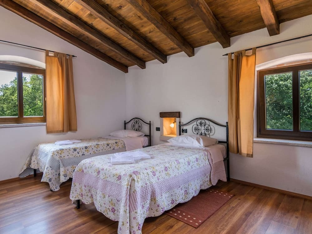 Spacious Villa in Tinjan With Pool