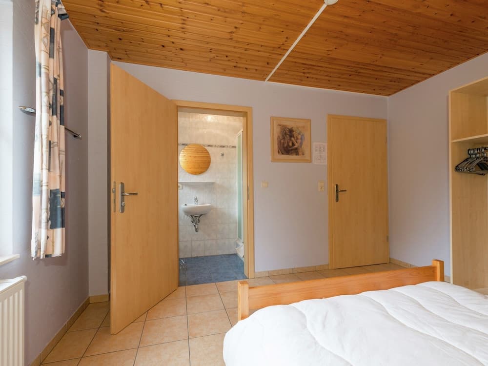 Spacious Retreat by Lake