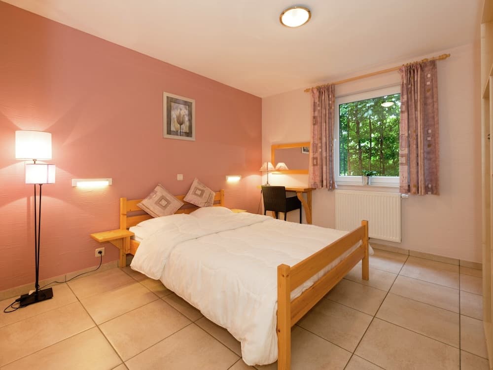 Spacious Retreat by Lake