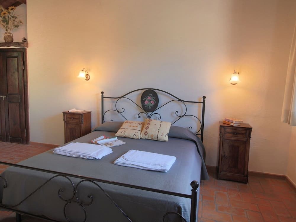 Farmhouse in Proceno With Pool