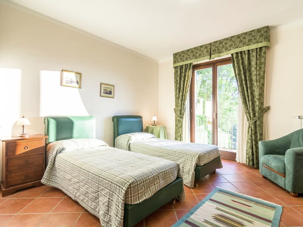 Villa in Lonnano With Pool