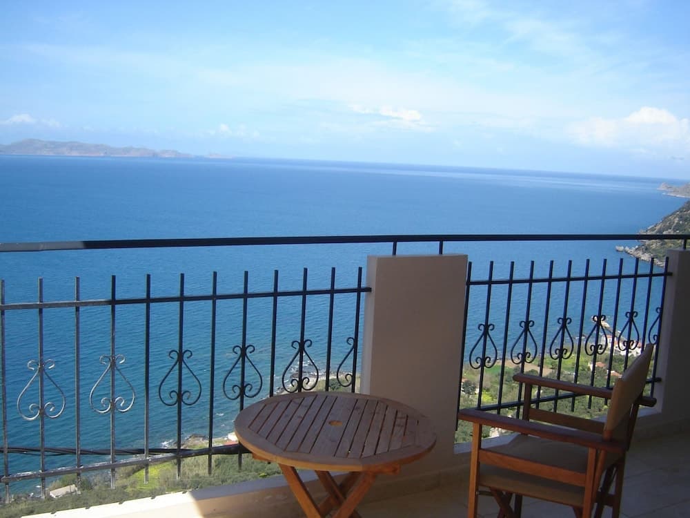 Seaview Studio, 3 Pers Panoramic Seaview in Beautiful Setting, West From Chania