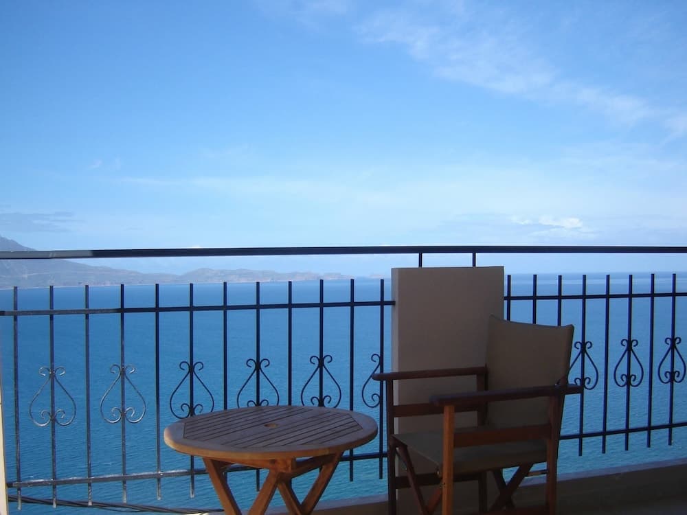 Seaview Studio, 3 Pers Panoramic Seaview in Beautiful Setting, West From Chania