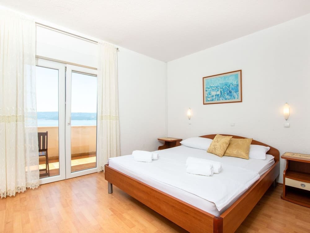 Charming Seaside Apartment