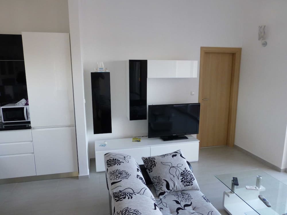 Nice Apartment With Shared Swimming Pool Near the Beach and Trogir