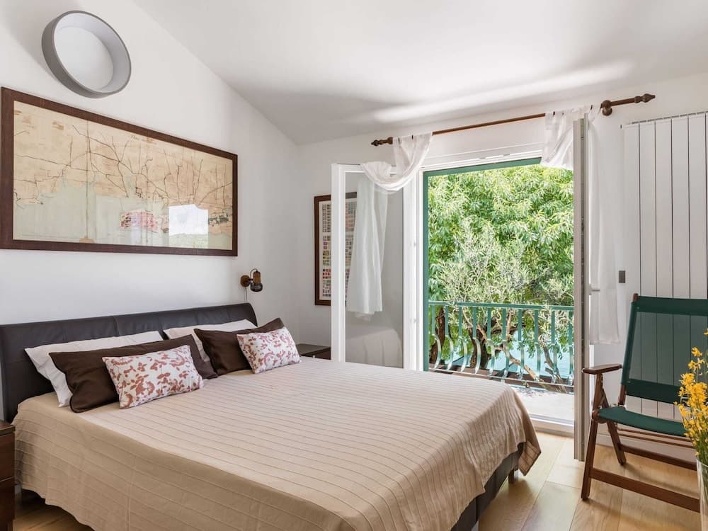 Beach Front Vacation Home, Private Beach, Boat Rental