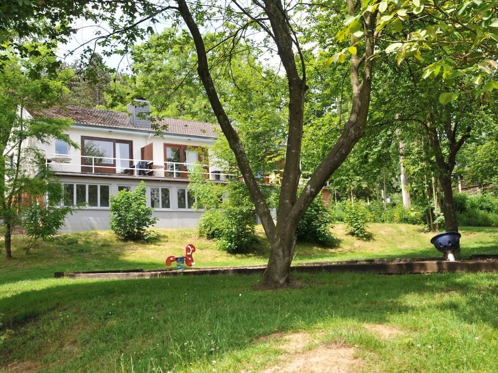 Cozy, Carefully Furnished Bungalow near Maas