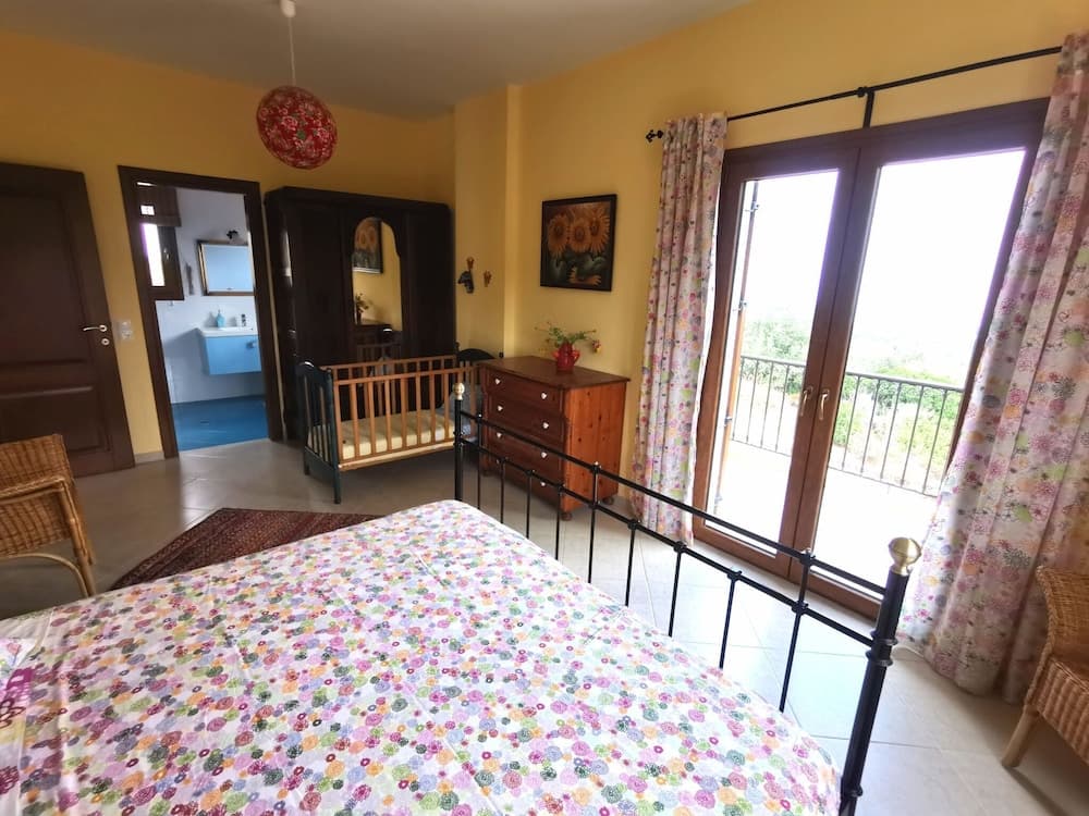 Beautiful Villa, Swimming Pool, sea View Near Village not far From Rethymno, NW