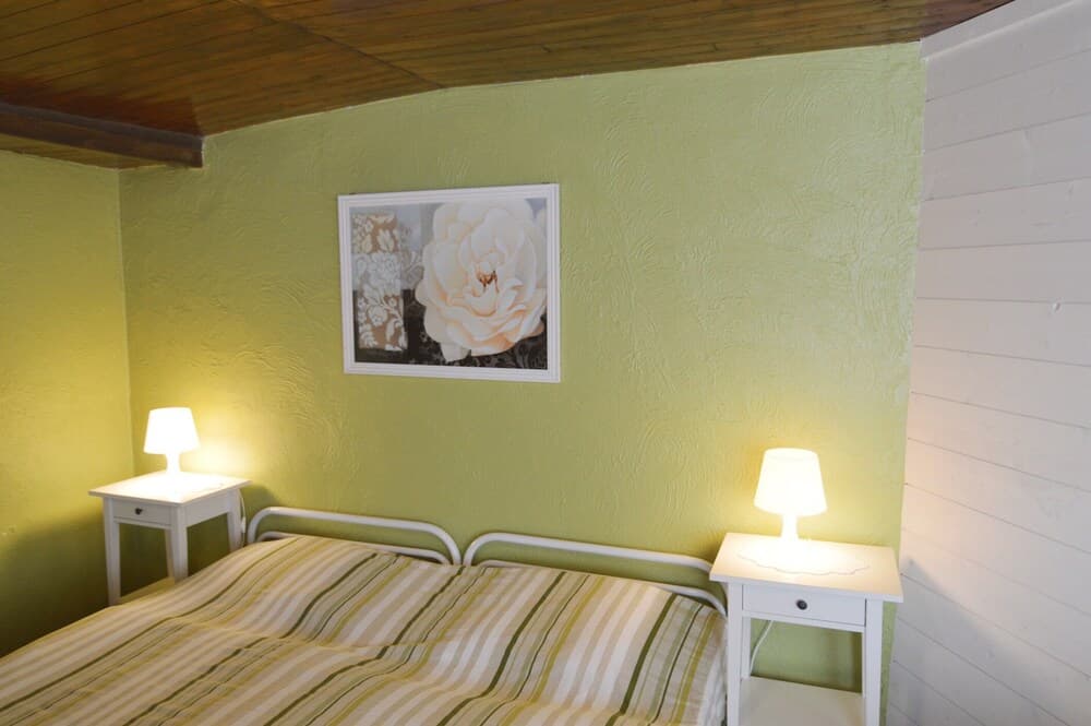 Charming Cottage Near Lake