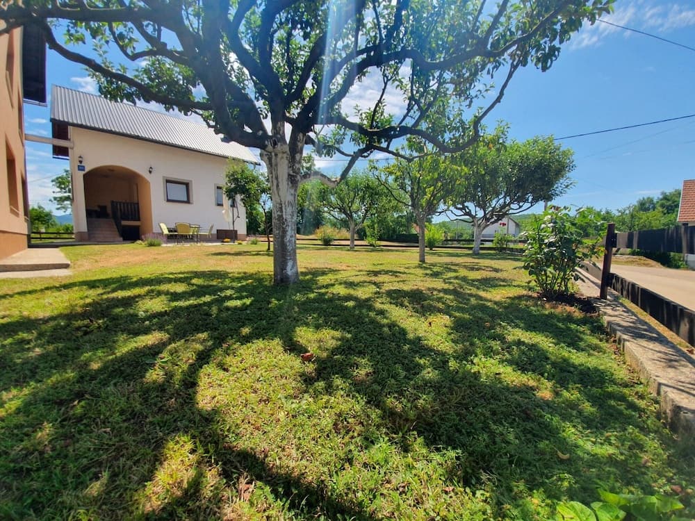 Quiet Country Side Cottage with Private Garden & WiFi near Nature Park Velebit