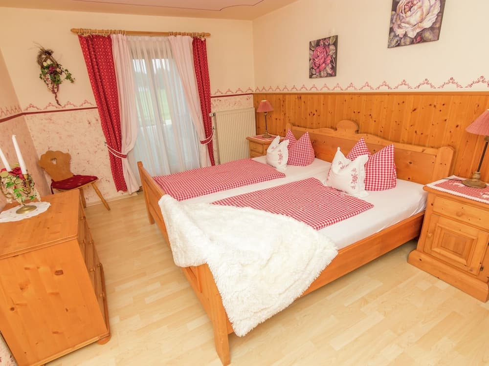 Spacious 4 Person Holiday Home near Chiemsee