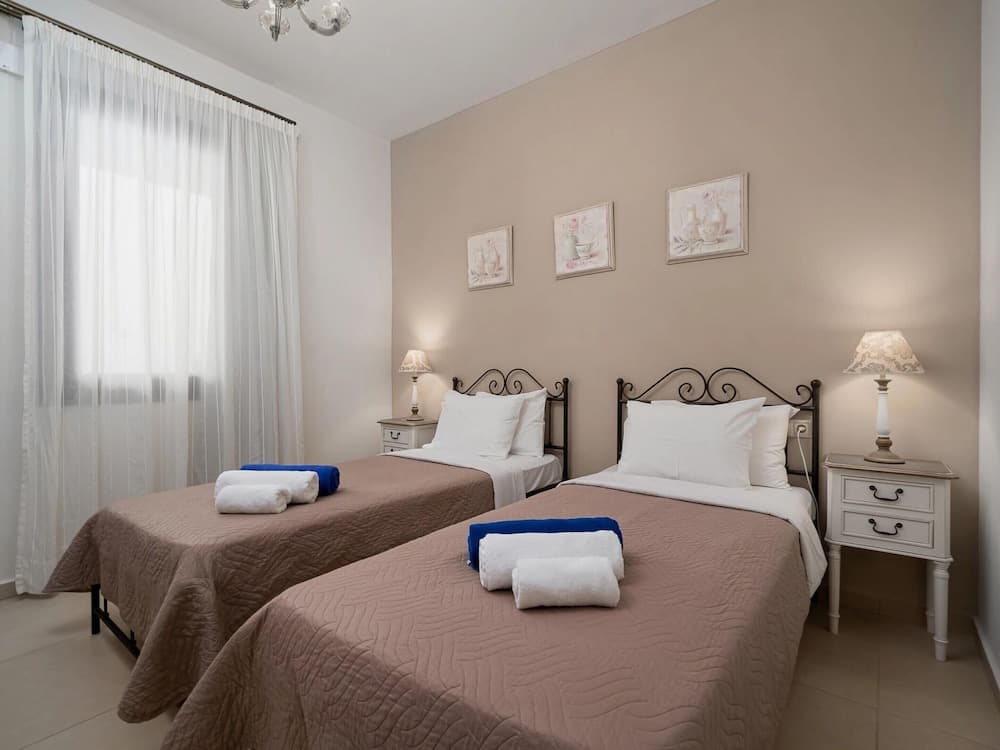 New Beautiful Complex With Villas and App, bBg Pool, Stunning Views, SW Crete