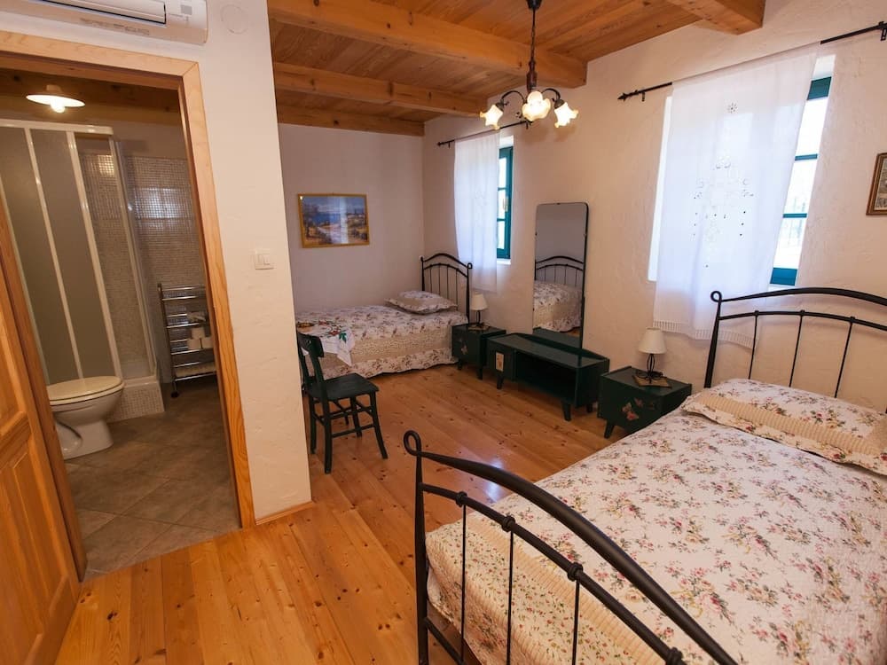 Authentic Large Villa With Private Swimming Pool & Wellness