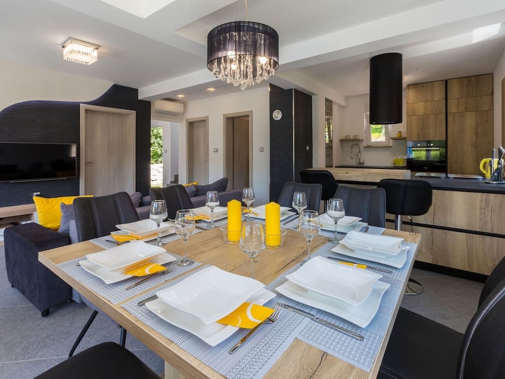 Modern Holiday Home With Private Pool and Mountain View