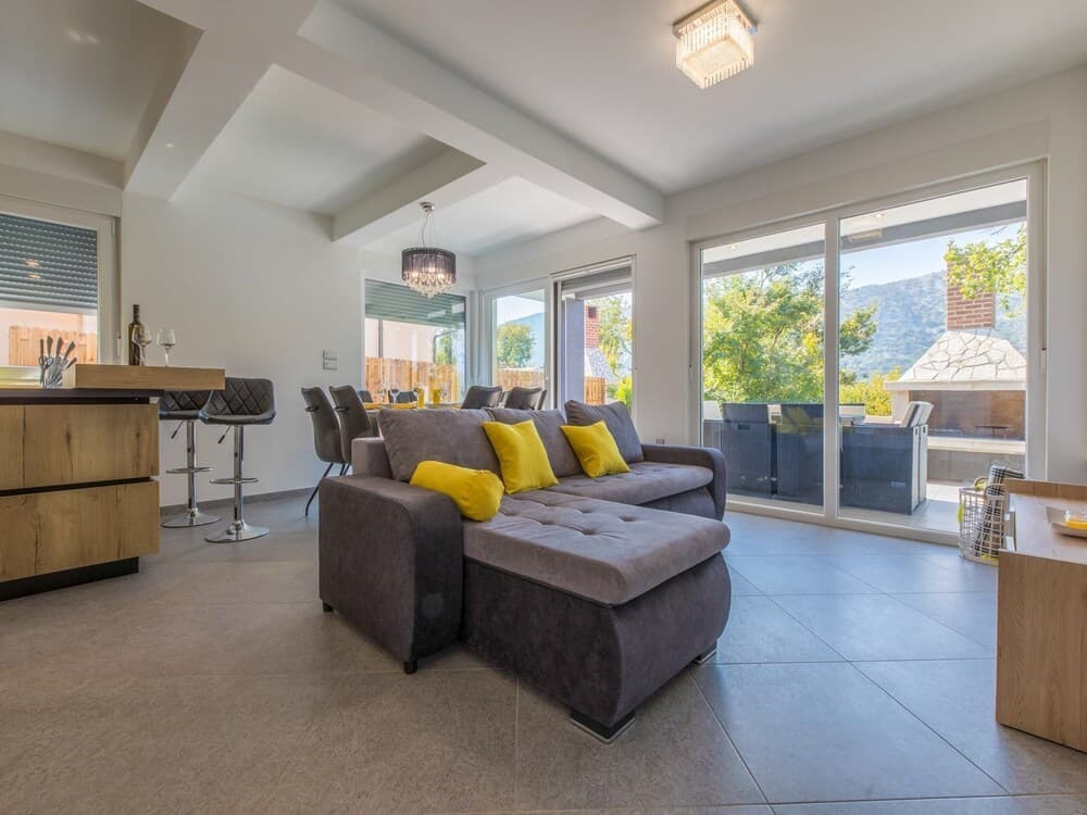 Modern Holiday Home With Private Pool and Mountain View