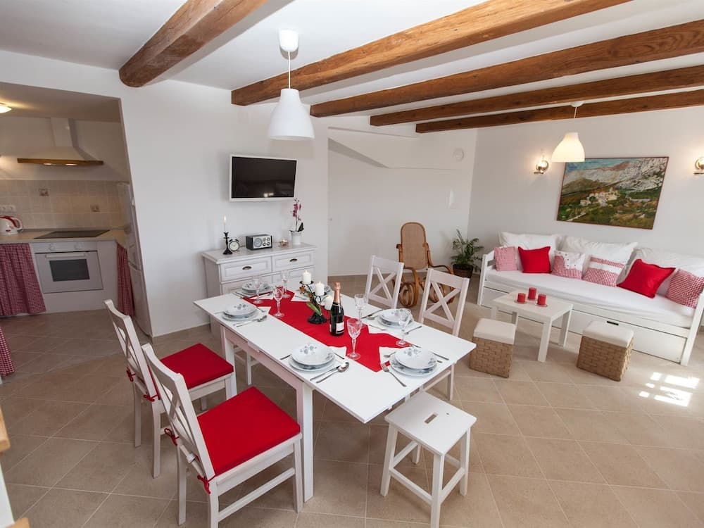 Gorgeous Holiday Home With Pool and Terrace