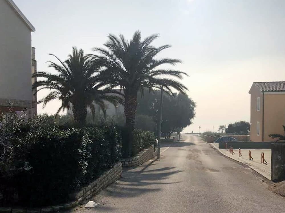 Spacious Apartment in Novalja near Sea