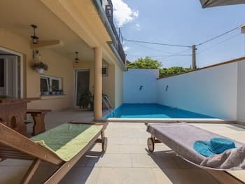 Lovely Holiday House With Private Swimming Pool & Terrace