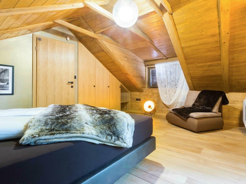 Amazing Chalet with Private Garden, Hot Tub, Sauna, Great Location by the River