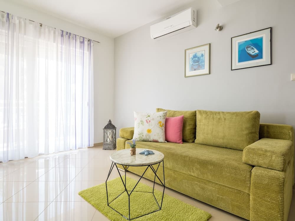 Stunning Seaside Apartment in Kastel Stafilic