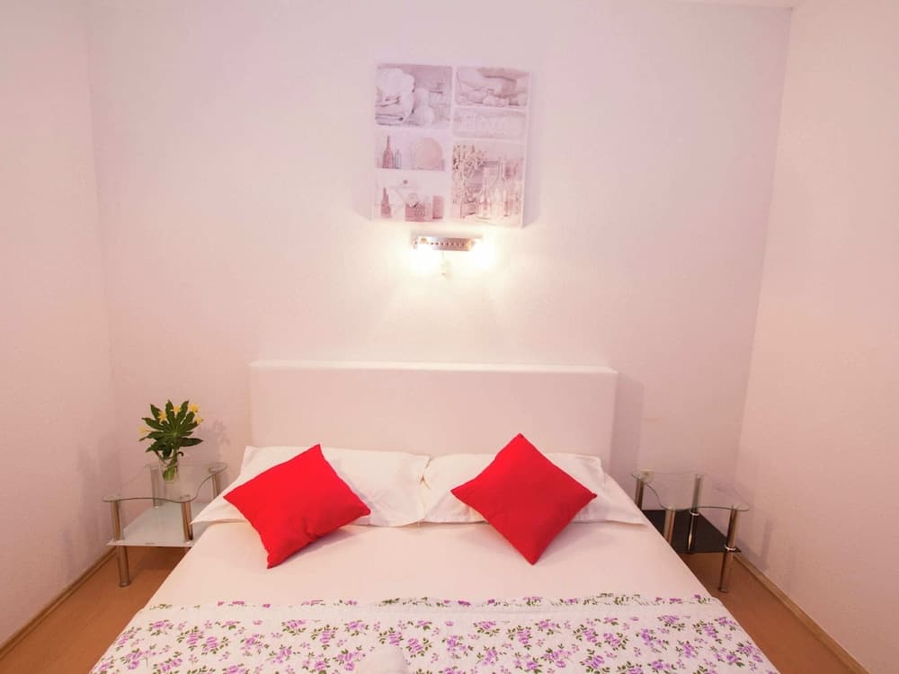 Holiday Apartment With a Private Terrace & Hot Tub, Near the Beach