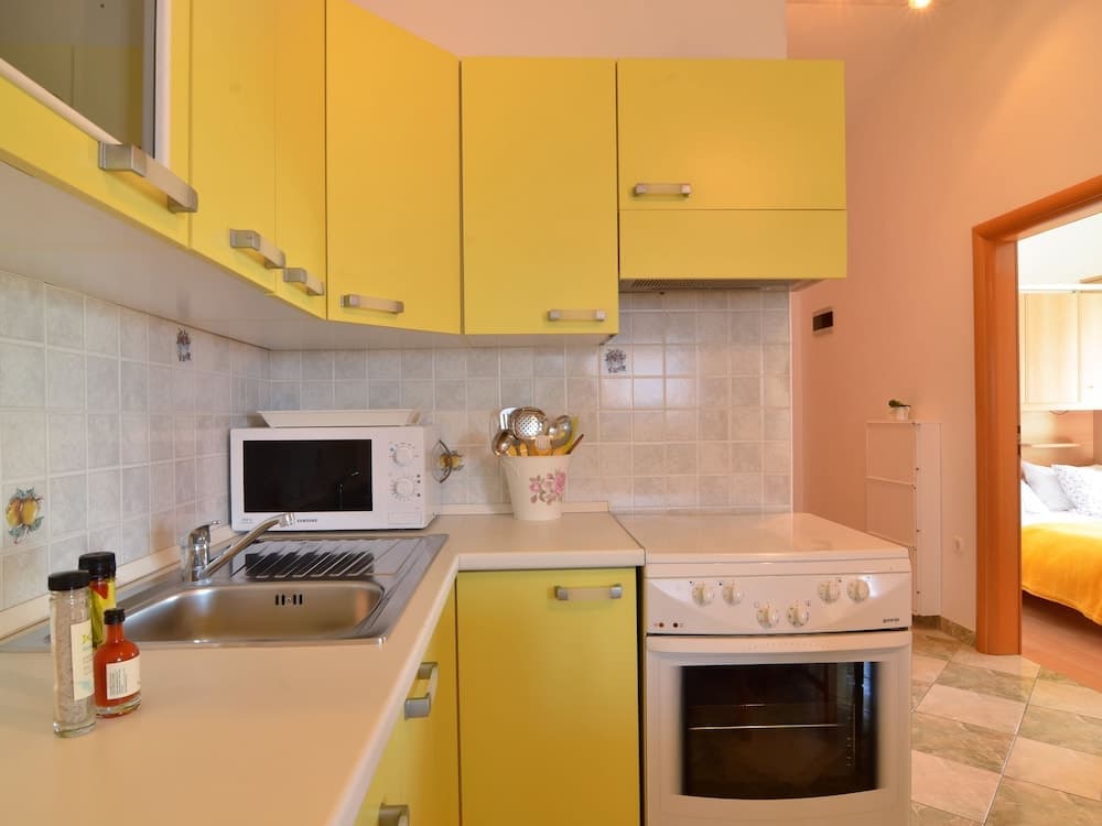 Cozy Apartment in Petrcane With Barbecue