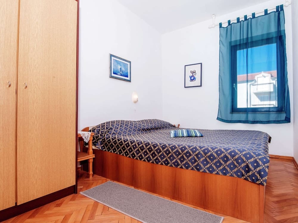 Spacious First Floor Accomodation With 2 Apartments, Near the Beach